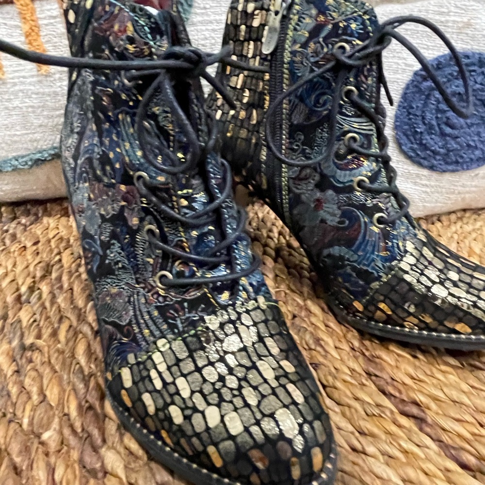 L’Artiste Glitterail Boots